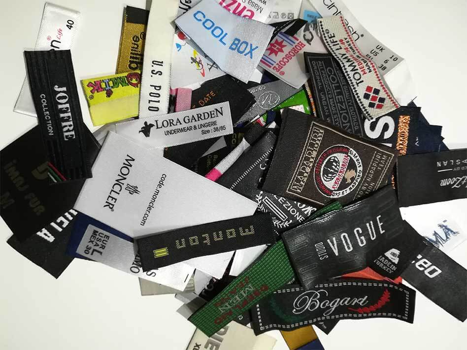 dokuma etiket yığını